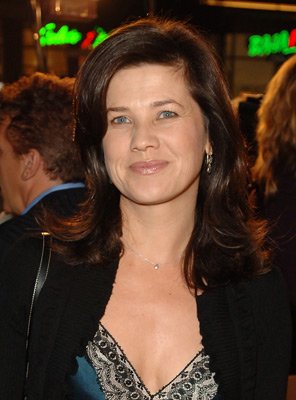 Daphne Zuniga photo