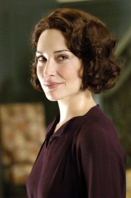 Claire Forlani photo