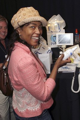 Angela Bassett photo