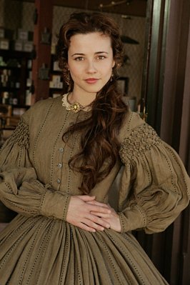 Linda Cardellini photo