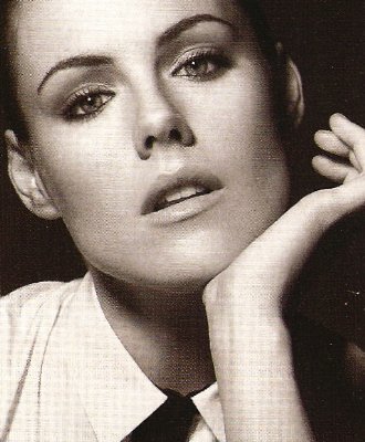 Kathleen Robertson photo