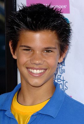 Taylor Lautner photo