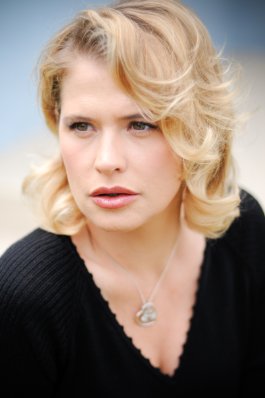 Kristy Swanson photo