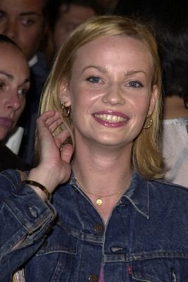 Samantha Mathis photo
