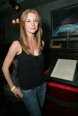 Emily VanCamp photo