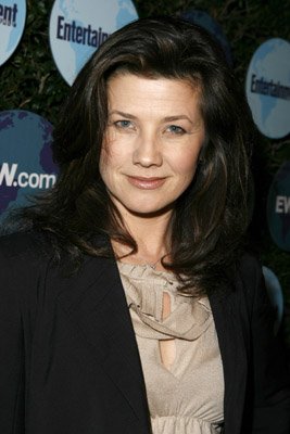 Daphne Zuniga photo