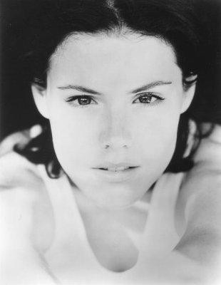 Kathleen Robertson photo