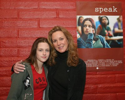 Elizabeth Perkins photo