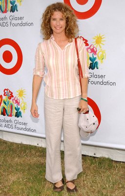 Nancy Travis photo