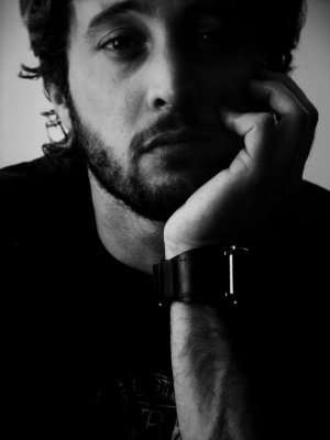 Alex O'Loughlin photo