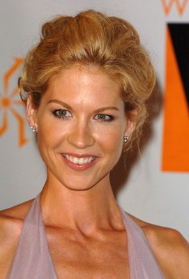Jenna Elfman photo