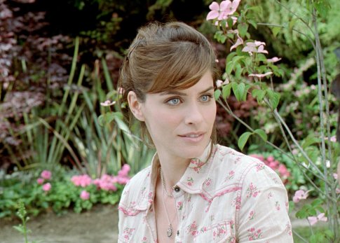 Amanda Peet photo